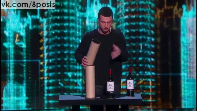 Фокусник с бутылками вина