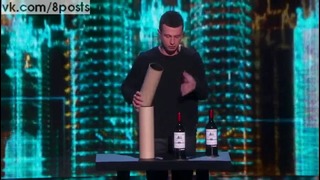 Фокусник с бутылками вина