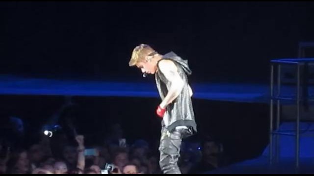 Justin Bieber puts iphone in his pants – Believe Tour Newark NJ