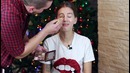 Муж делает мне новогодний макияж