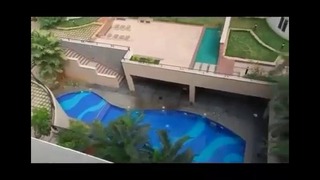 Прыжок в бассейн с крыши здания