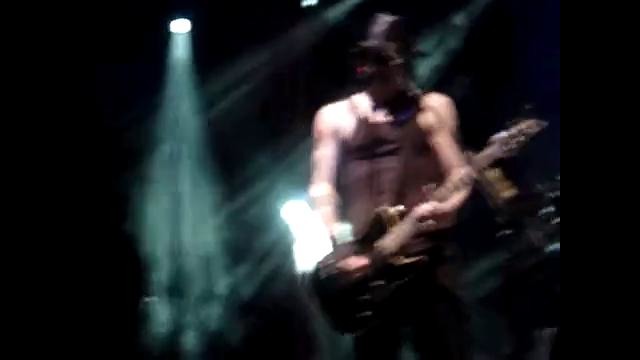 Three Days Grace – Take Me Under (Live with Ben Burnley)