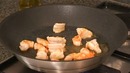 Паста с тигровыми креветками, сливочным соусом и базиликом