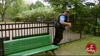 Полицейский теряет штаны