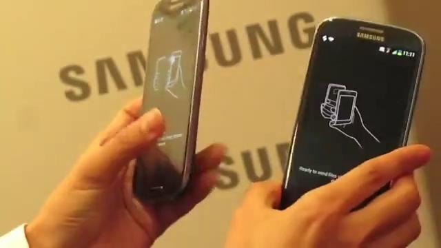 Видеосравнение Samsung Galaxy S3 c Galaxy S2 и Galaxy Nexus (англ)