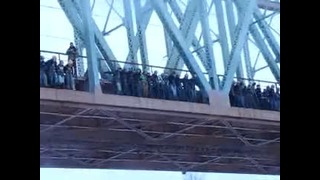 Массовый прыжок с моста