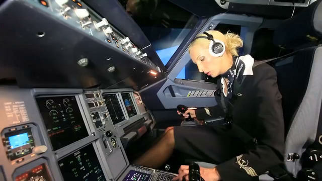 Стюардесса пытается посадить A320