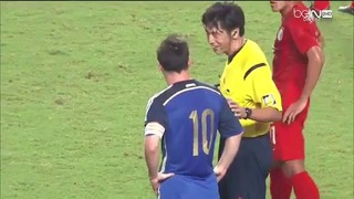 Messi signs shirt of pitch invader in match vs Hong Kong