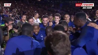 Французы показали Кубок Мира и спели песню про Канте