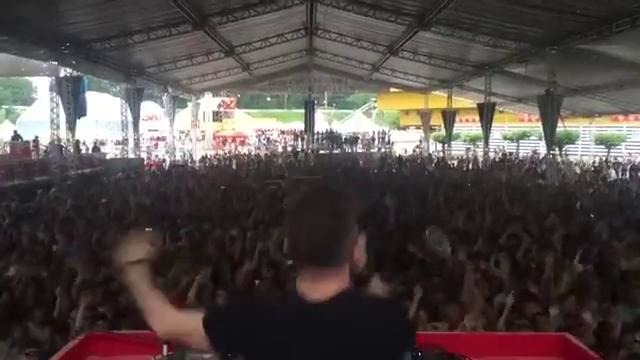 Раскачал толпу за 4 сек