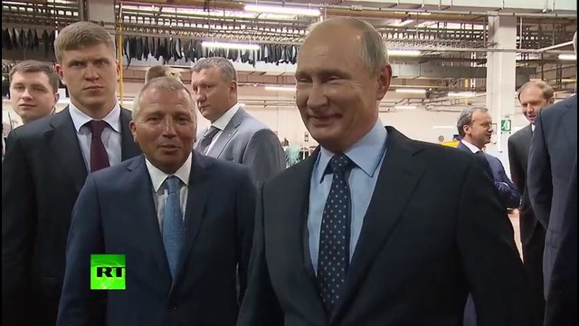 Путин оставил автограф на куске кожи во время визита на Рязанский кожевенный завод