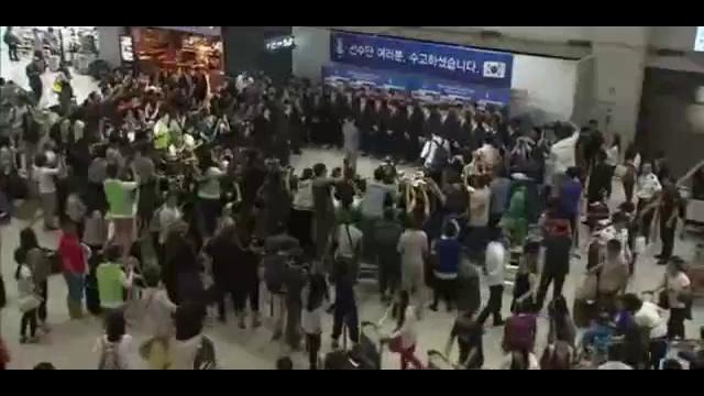 Разгневанные футбольные болельщики закидали сборную Южной Кореи по футболу ирисками