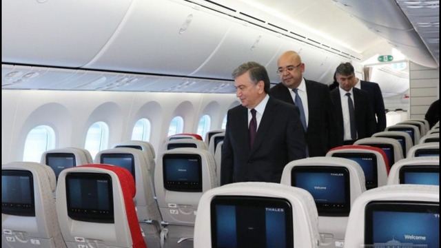 Третий Dreamliner прибыл в Ташкент с Шавкатом Мирзиёевым