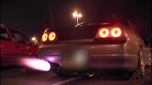 Nissan Skyline R33 – Drifting and LOUD flames