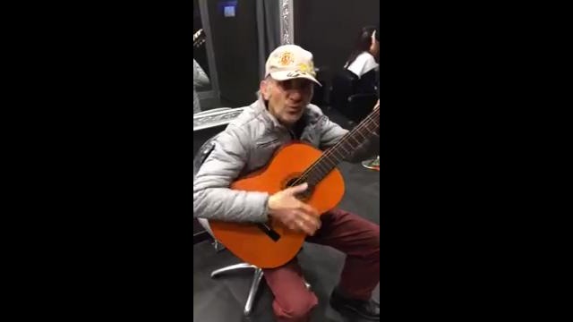 Очень талантливый дедушка) Браво ему классно играет на гитаре