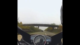 Mercedes C63 AMG vs Yamaha R1 300 км/ч