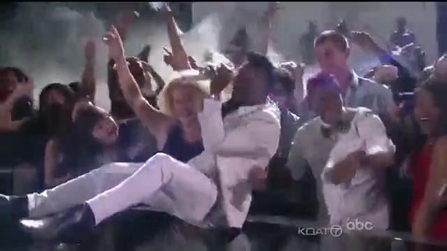 Miguel Kicks Fan In the Head At Billboard Music Awards 2013