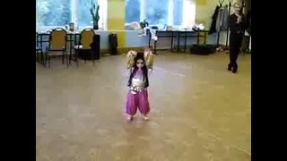 Маленькая девочка танцует восточный танец