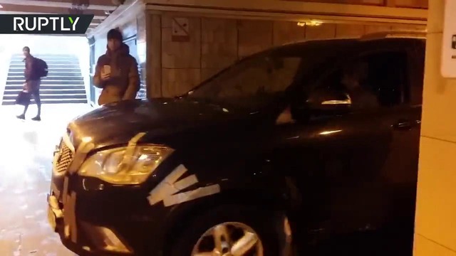 Разъезжающий по подземному переходу в Санкт-Петербурге джип попал на видео