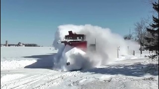 Поезд мчится на скорости сквозь снег