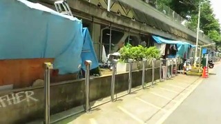 Япония. Бомжи, Няшки-волонтеры, качалка и зеленый человек