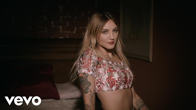 Julia Michaels – Uh Huh (Official Music Video)