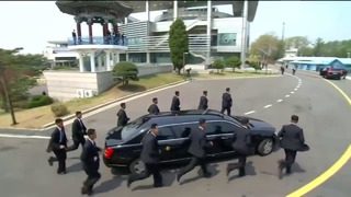 Бегущие охранники сопровождали лимузин Ким Чен Ына