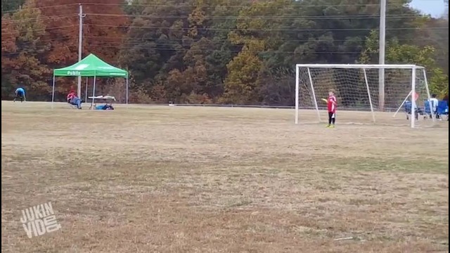 Олень забил гол во время детской футбольной игры