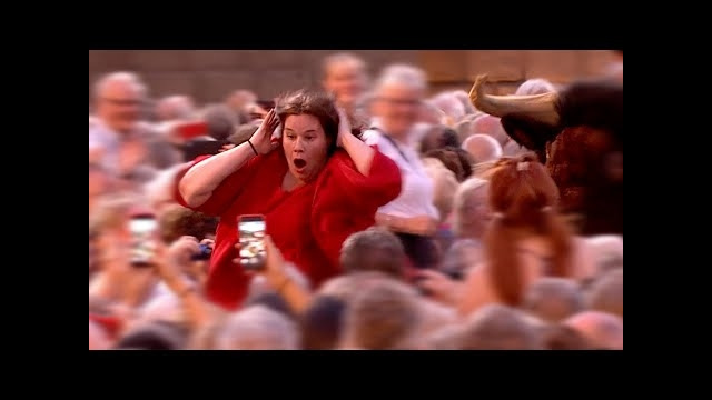 Shocking Bull attacks woman at concert! — (André Rieu – España Cani)