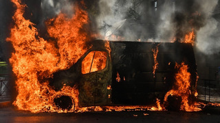 Стычки и погромы: тысячи греков вышли на улицы в знак протеста против ж/д-аварии