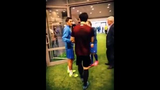 Игроки сборной Узбекистана шутят с иранским футболистом