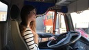 Посадила подругу за руль. Девушки работают