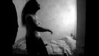 Девушка Танцует Тектоник у себя в комнате