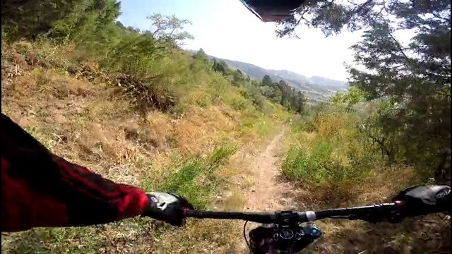 Горный велосипедист общается с туристами в Chimgan BIKE PARK