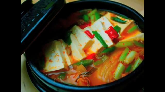 Korean Food: Tuna Kimchi Soup (참치 김치찌개)