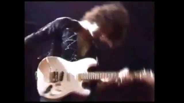 Ritchie Blackmore – Rainbow (ломает гитару)