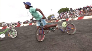 Южноафриканские подростки дрифтуют на самодельных велосипедах