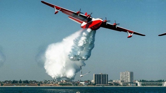 Как вблизи выглядит тушение пожаров противопожарными самолётами