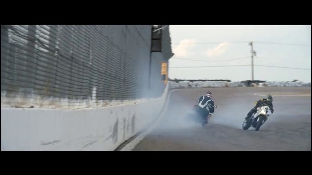 Компания Triumph сняла на видео два дрифтующих мотоцикла