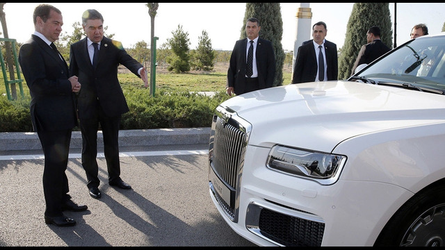 Медведев показал лимузин Aurus президенту Туркменистана