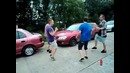 Дискотека возле автомобиля