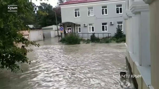 Мощный потоп в Крыму. Наводнение в Феодосии – улицы, дома и машины ушли под воду