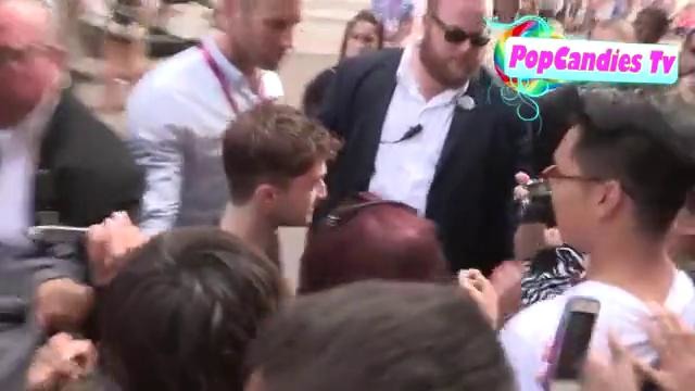 Daniel Radcliffe Greets Fans while Entering Comic Con 2014
