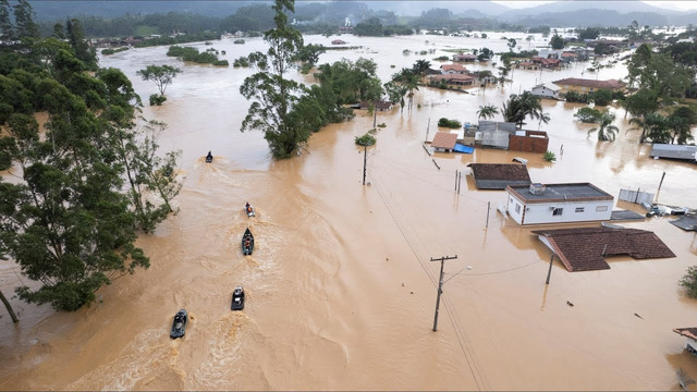 Сильные наводнения на юге Бразилии приносят жертвы