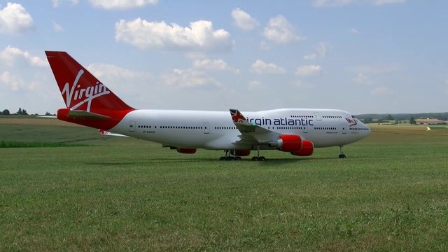 Гигантская радиоуправляемая модель Боинга 747 и Конкорда