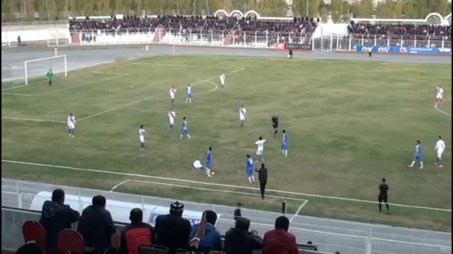 SHOK! Oybek Qilichev raqibni tirsagi bilan urdi va yotgan futbolchini tepdi