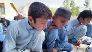 В школу на камерах от автошин приплывают учителя в Афганистане