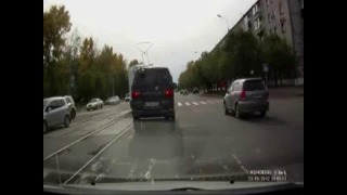 Злостный трамвай таранит авто