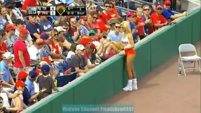 Гудков Ballgirl набирает Онлайн бейсбол и бросает его толпе