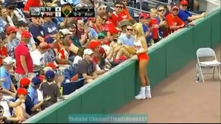 Гудков Ballgirl набирает Онлайн бейсбол и бросает его толпе